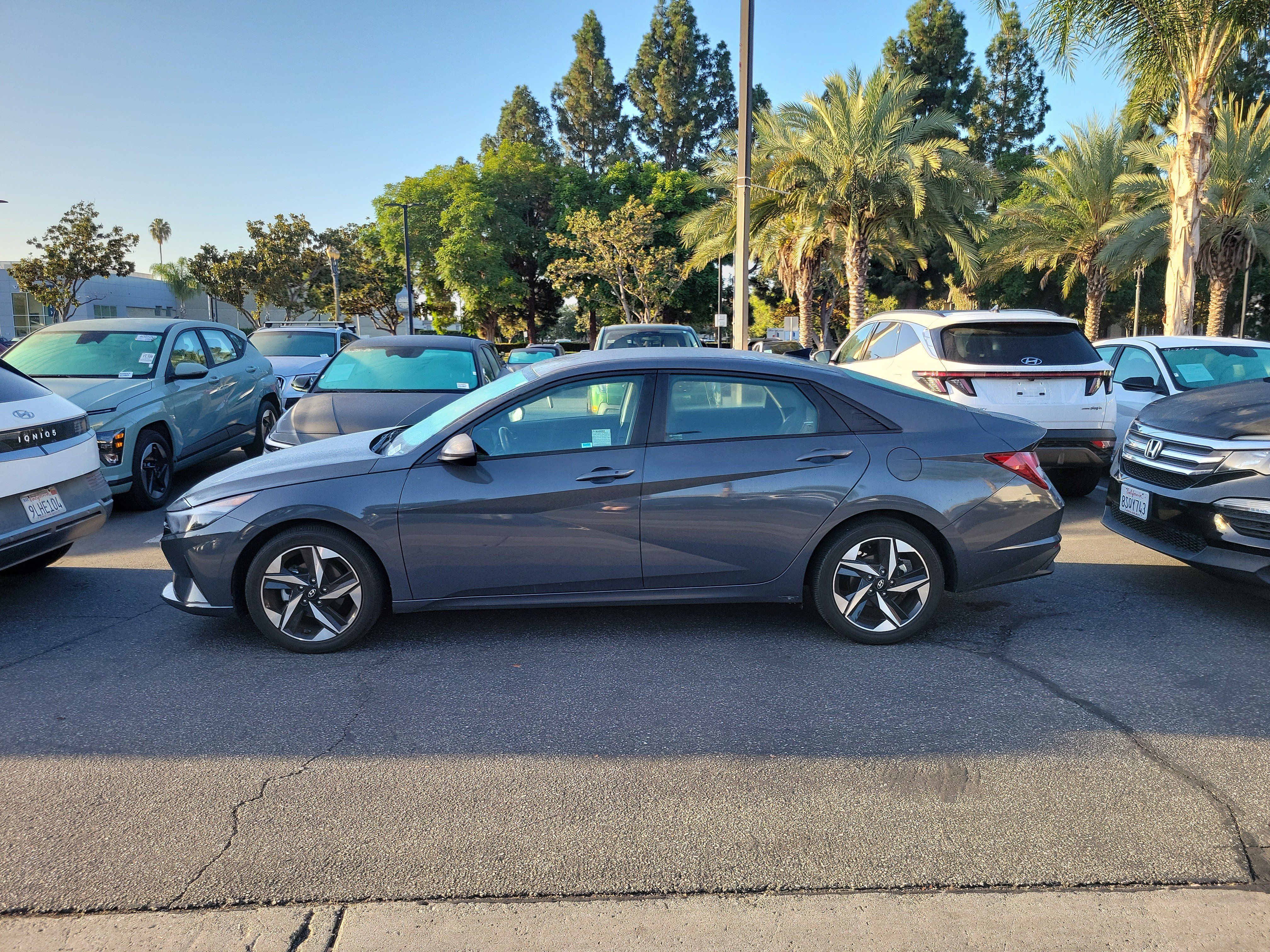Used 2023 Hyundai Elantra SEL w/ Convenience Package FWD image 2