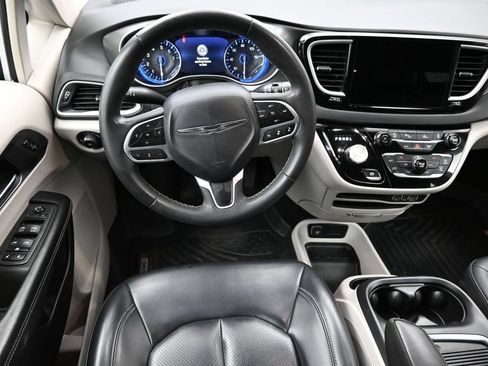 Used 2023 Chrysler Pacifica Touring-L FWD image 3