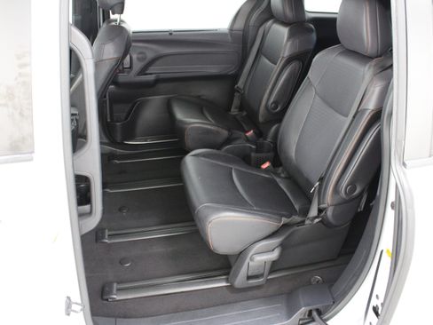 Used 2023 Toyota Sienna XSE FWD image 30