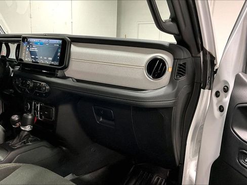 Used 2025 Jeep Wrangler Unlimited Sahara AWD/4WD image 19