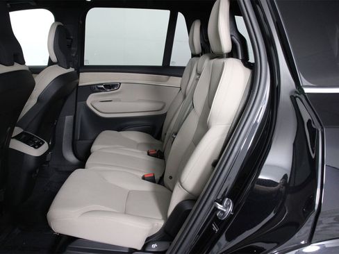 Certified 2025 Volvo XC90 B5 Core w/ Protection Package Premier image 32