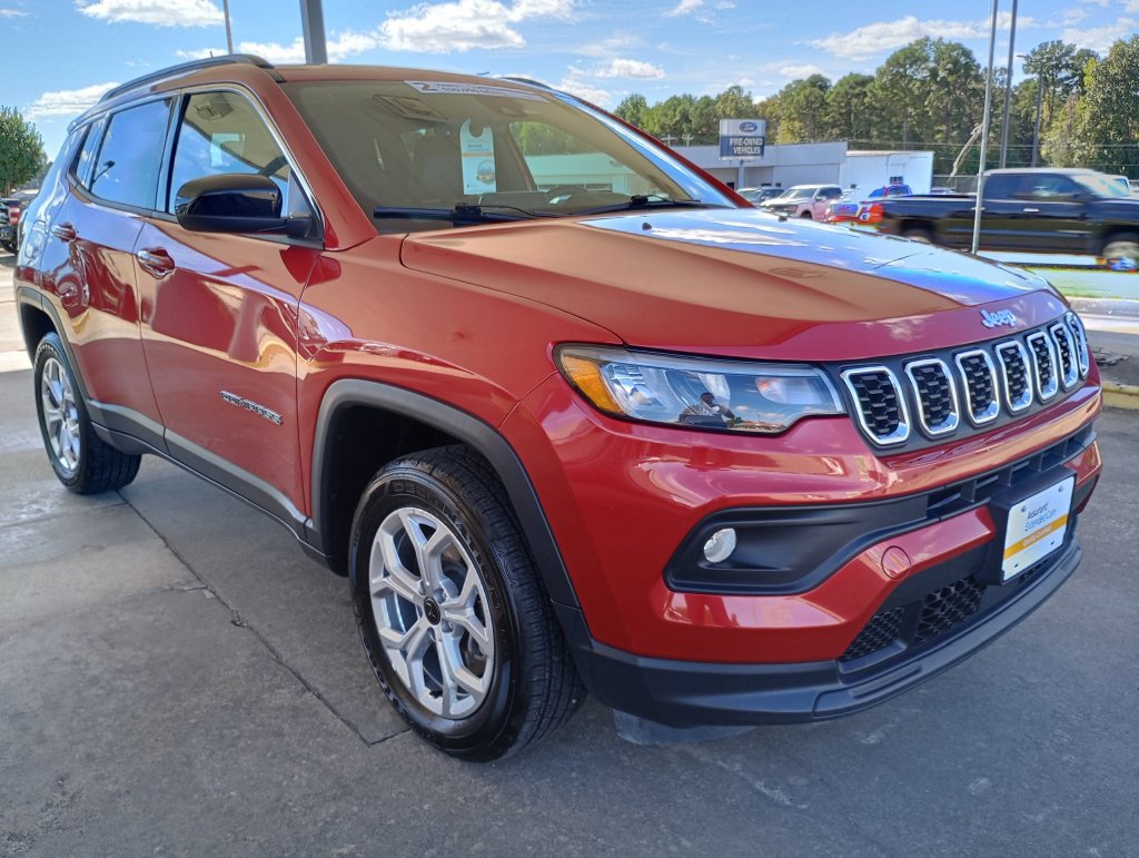 Used 2025 Jeep Compass Latitude w/ Sun & Sound Group AWD/4WD image 7