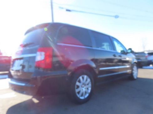 Used 2014 Chrysler Town & Country Touring FWD image 22