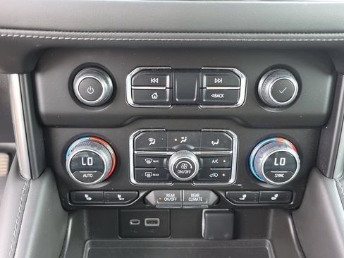 Used 2023 Chevrolet Tahoe Z71 w/ Luxury Package AWD/4WD image 20