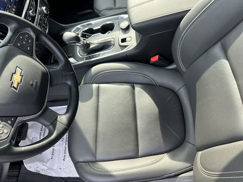 Used 2023 Chevrolet Traverse LT image 16