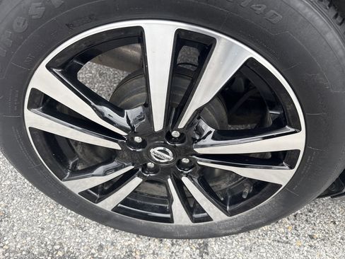 Used 2018 Nissan Kicks SV image 9