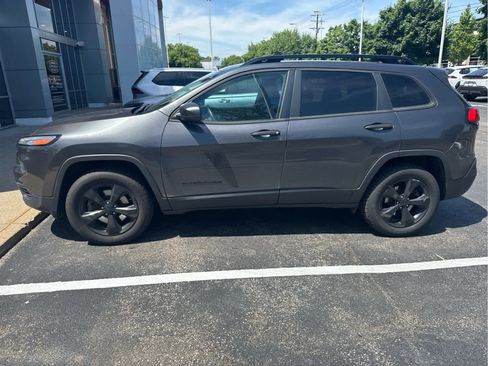 Used 2017 Jeep Cherokee Sport AWD/4WD image 3