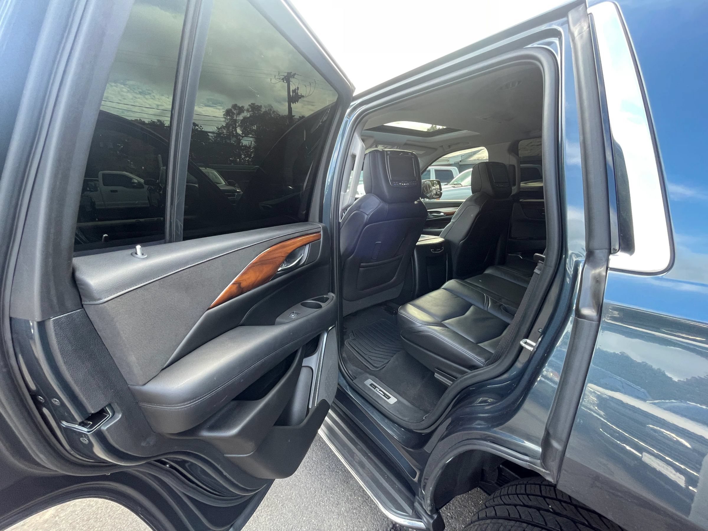 Used 2019 Cadillac Escalade Luxury AWD/4WD image 17