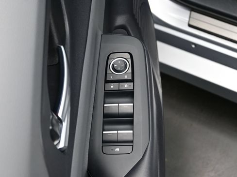 Used 2025 Toyota Prius XLE AWD/4WD image 10