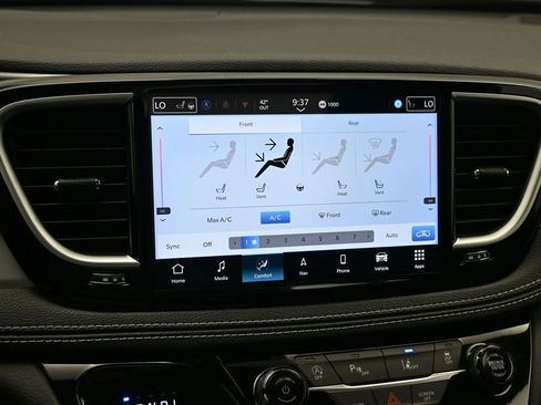 Used 2025 Chrysler Pacifica Limited image 19