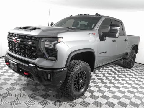 Used 2024 Chevrolet Silverado 2500 ZR2 w/ Technology Package image 9