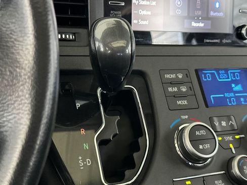 Used 2019 Toyota Sienna SE FWD image 17