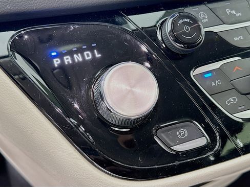 Used 2024 Chrysler Pacifica Touring-L FWD image 16