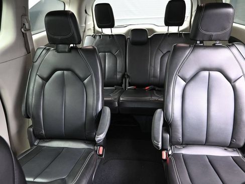 Used 2023 Chrysler Pacifica Touring-L FWD image 25