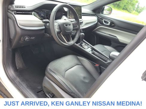 Used 2023 Jeep Compass Limited AWD/4WD image 9
