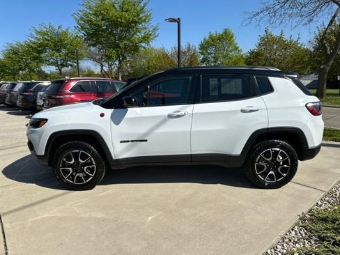 Used 2025 Jeep Compass Trailhawk AWD/4WD image 6