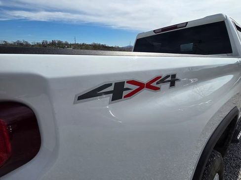 Used 2024 Chevrolet Silverado 2500 LT image 2