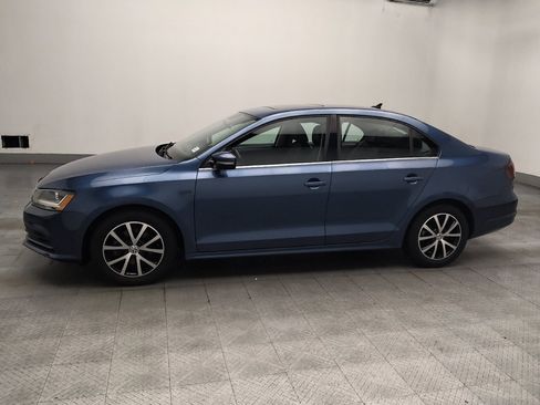 Used 2017 Volkswagen Jetta SE FWD image 2