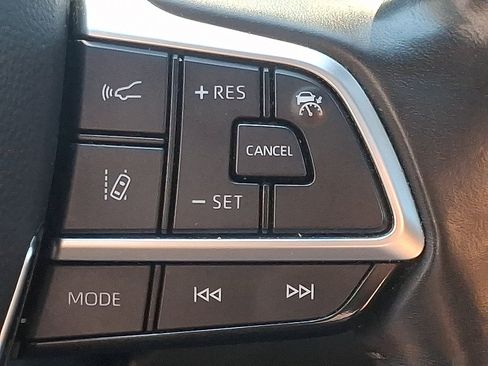 Used 2021 Toyota Highlander XLE AWD/4WD image 22