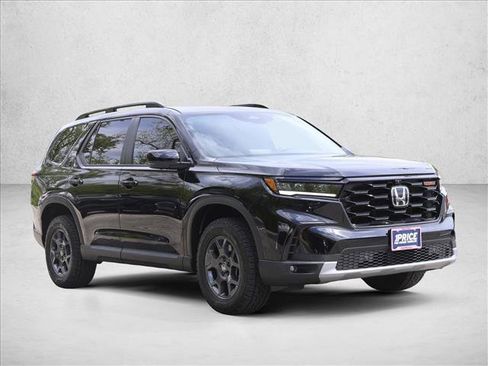 Used 2025 Honda Pilot TrailSport image 3