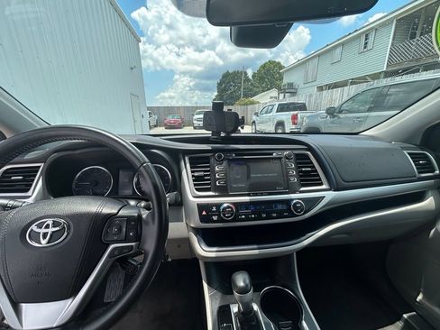 Used 2018 Toyota Highlander Plus w/ Carpet Mat Package (TMS) FWD image 12