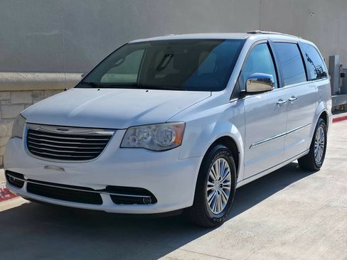 Used 2014 Chrysler Town & Country Touring-L w/ Driver Convenience Group FWD image 6