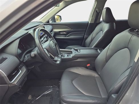 Used 2024 Toyota Grand Highlander XLE image 19