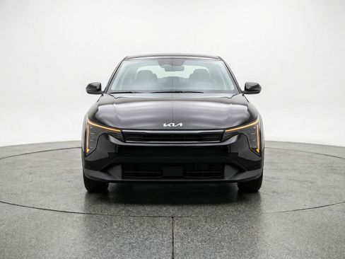 Used 2025 Kia K4 LXS image 2