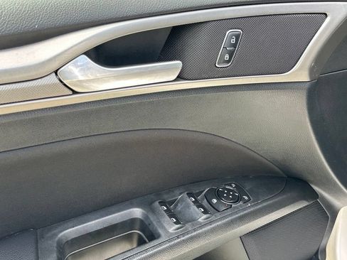 Used 2018 Ford Fusion SE w/ Fusion SE Technology Package FWD image 15