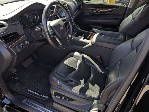 Used 2020 Cadillac Escalade Luxury w/ Escalade Sport Edition AWD/4WD image 10