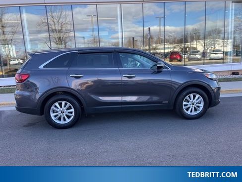 Used 2019 Kia Sorento LX image 9