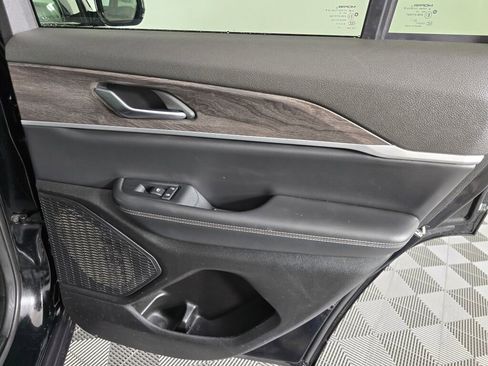 Used 2023 Jeep Grand Cherokee Limited w/ Black Appearance Package image 38