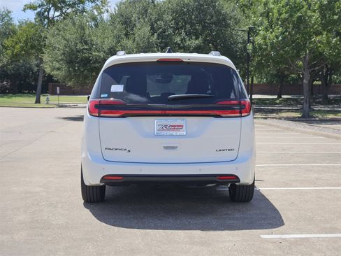 New 2025 Chrysler Pacifica Limited image 5