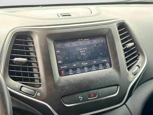 Used 2020 Jeep Cherokee Altitude image 14