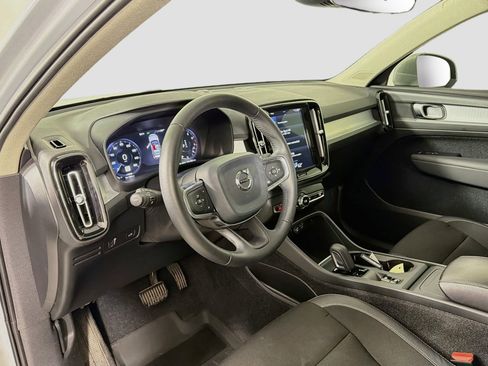 Used 2020 Volvo XC40 T4 Momentum w/ Protection Package Premier FWD image 10
