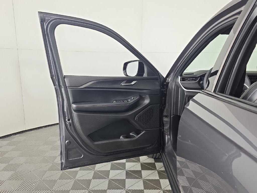 Used 2025 Jeep Grand Cherokee L Altitude AWD/4WD image 20