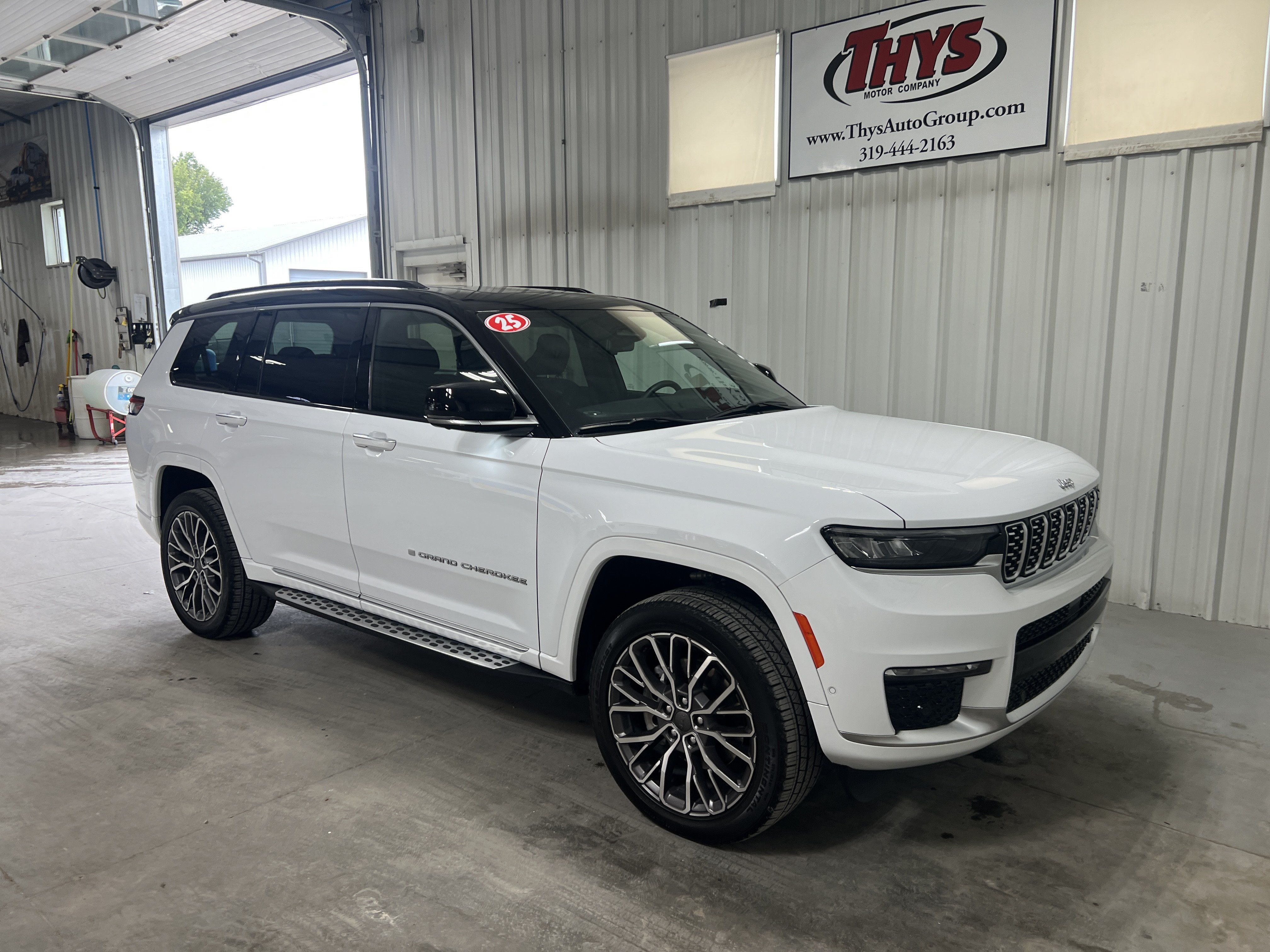 Used 2025 Jeep Grand Cherokee L Summit AWD/4WD image 4