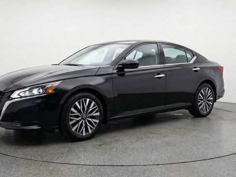 Used 2025 Nissan Altima 2.5 SV FWD image 3