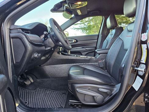 Used 2025 Jeep Compass Trailhawk image 30