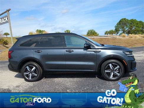 Used 2023 Kia Sorento S image 4