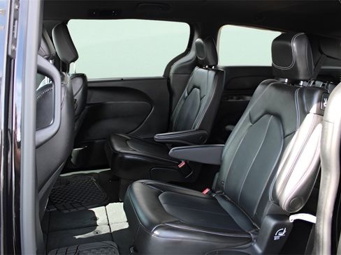 Used 2025 Chrysler Voyager LX image 16