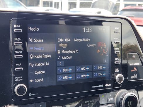 Used 2021 Toyota Highlander XLE AWD/4WD image 25