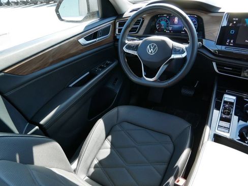 Used 2025 Volkswagen Atlas SE AWD/4WD image 16