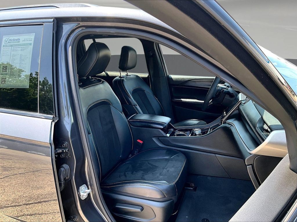 Used 2023 Jeep Grand Cherokee Altitude AWD/4WD image 32