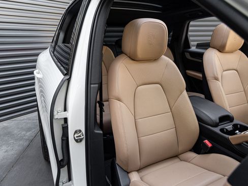 Certified 2025 Porsche Cayenne image 33