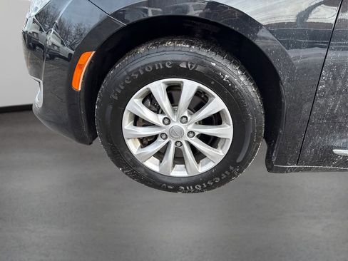 Used 2017 Chrysler Pacifica Touring-L image 12