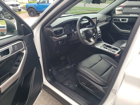 Used 2023 Ford Explorer XLT w/ Equipment Group 202A AWD/4WD image 9