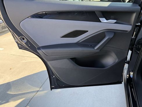 New 2026 Volkswagen Tiguan SE FWD image 23