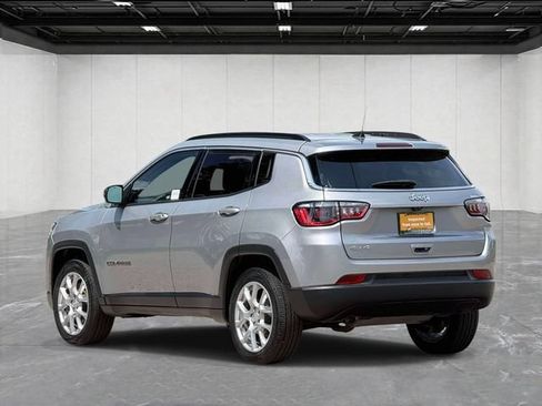 Certified 2024 Jeep Compass Latitude AWD/4WD image 3