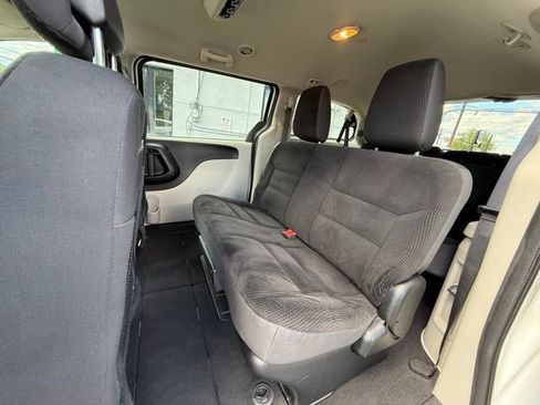 Used 2019 Dodge Grand Caravan SE w/ UConnect Hands-Free Group image 25
